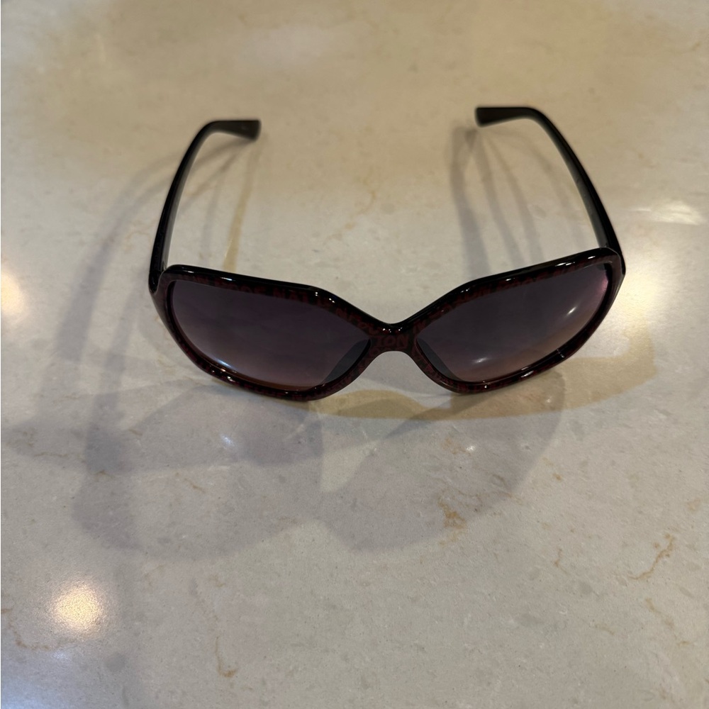 Snooki by Nicole Polizzi sunglasses.  Comes with case as shown - Picture 2 of 6